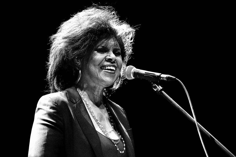 Divadlo Archa okouzlila Sharon Robinson, písničkářka a pravá ruka Leonarda Cohena