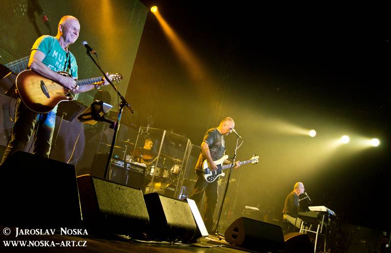 Elán v Karlových Varech: Velkolepá světelná show a známé hity 