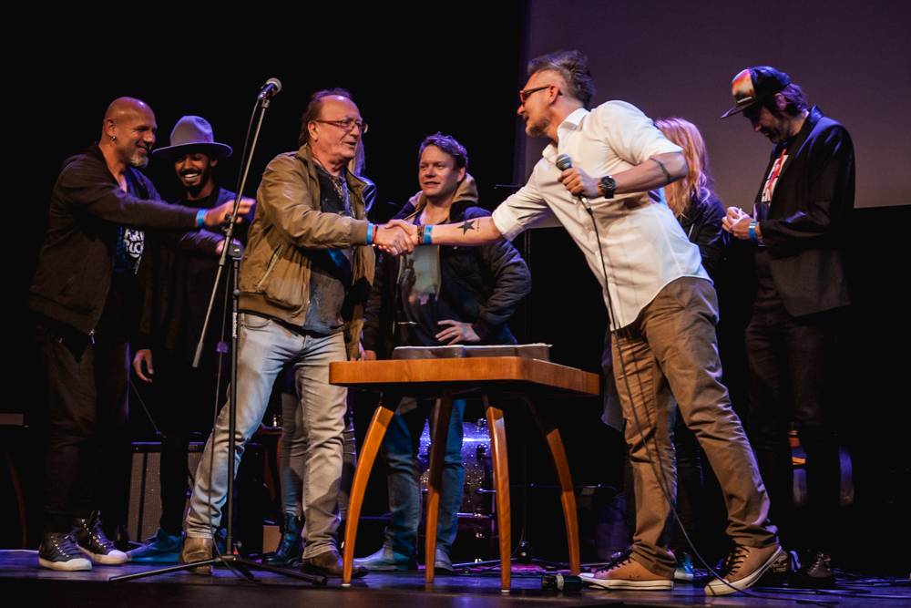 Pětadvacetiny iREPORTu v Royalu: Narozeninový dort rozkrojili Petr Janda, Matěj Ruppert, Jakub Kohák a další hosté