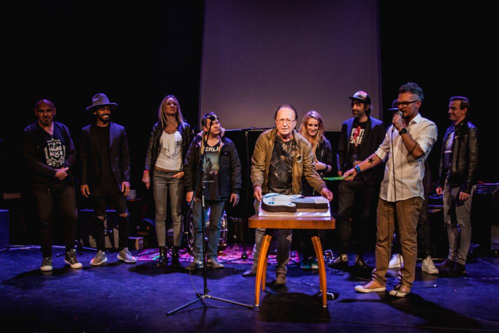 Pětadvacetiny iREPORTu v Royalu: Narozeninový dort rozkrojili Petr Janda, Matěj Ruppert, Jakub Kohák a další hosté