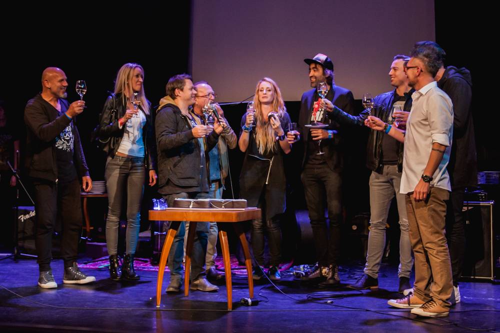 Pětadvacetiny iREPORTu v Royalu: Narozeninový dort rozkrojili Petr Janda, Matěj Ruppert, Jakub Kohák a další hosté