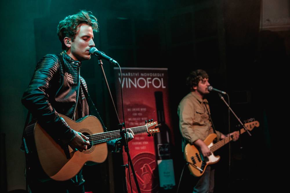 Pětadvacetiny iREPORTu v Royalu: Narozeninový dort rozkrojili Petr Janda, Matěj Ruppert, Jakub Kohák a další hosté