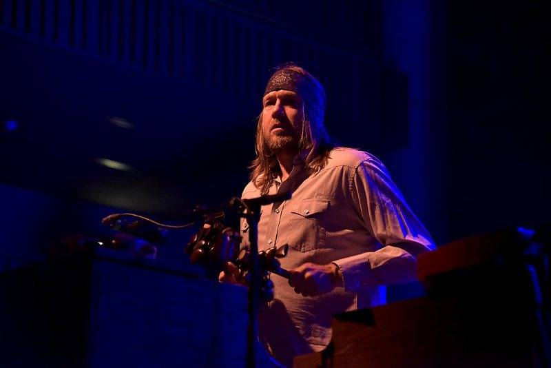 Ben Harper poprvé v Praze: osobitá žánrová směs rezonovala Forem Karlín