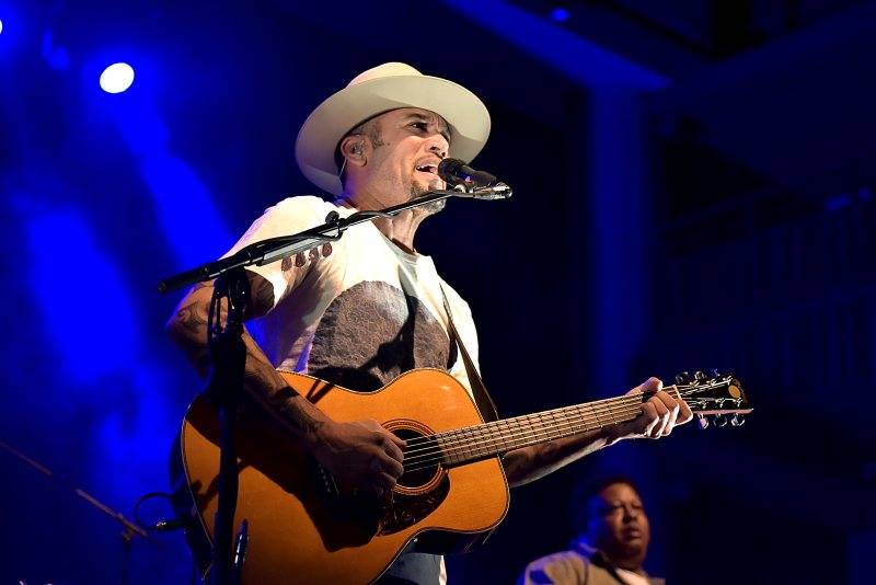 Ben Harper poprvé v Praze: osobitá žánrová směs rezonovala Forem Karlín