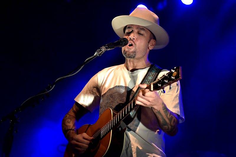 Ben Harper poprvé v Praze: osobitá žánrová směs rezonovala Forem Karlín
