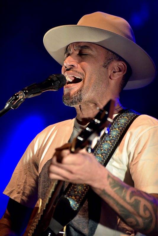 Ben Harper poprvé v Praze: osobitá žánrová směs rezonovala Forem Karlín