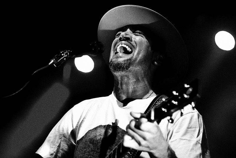 Ben Harper poprvé v Praze: osobitá žánrová směs rezonovala Forem Karlín