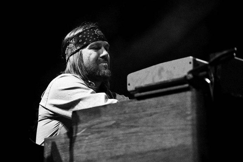 Ben Harper poprvé v Praze: osobitá žánrová směs rezonovala Forem Karlín