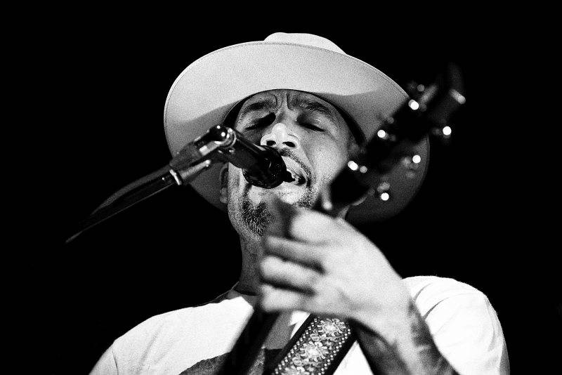 Ben Harper poprvé v Praze: osobitá žánrová směs rezonovala Forem Karlín