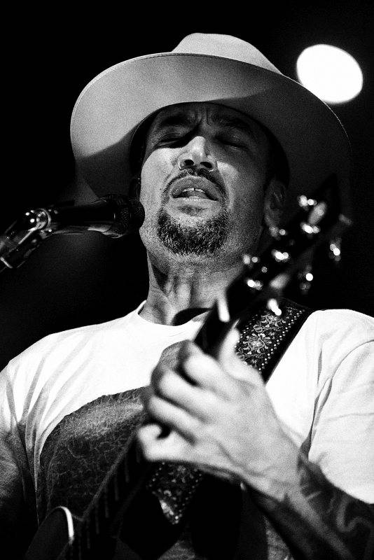 Ben Harper poprvé v Praze: osobitá žánrová směs rezonovala Forem Karlín