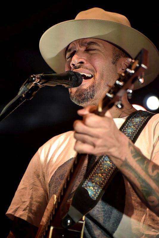 Ben Harper poprvé v Praze: osobitá žánrová směs rezonovala Forem Karlín