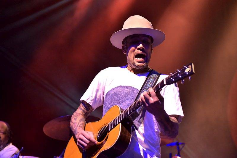 Ben Harper poprvé v Praze: osobitá žánrová směs rezonovala Forem Karlín