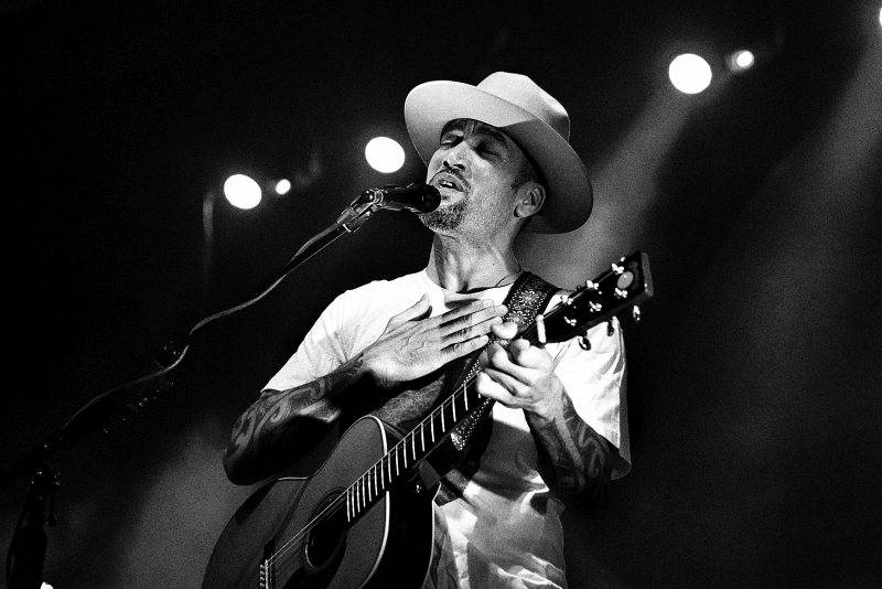 Ben Harper poprvé v Praze: osobitá žánrová směs rezonovala Forem Karlín