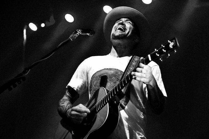 Ben Harper poprvé v Praze: osobitá žánrová směs rezonovala Forem Karlín