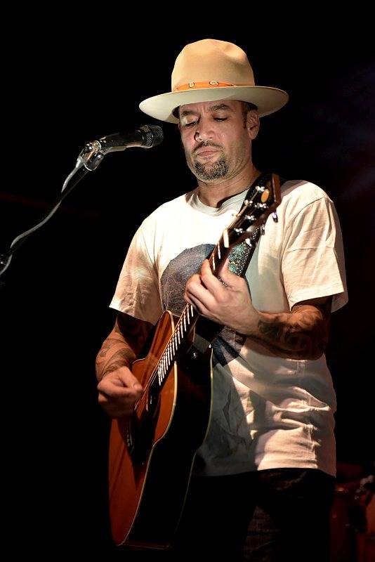Ben Harper poprvé v Praze: osobitá žánrová směs rezonovala Forem Karlín