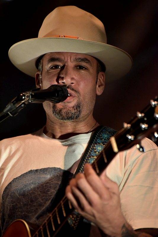 Ben Harper poprvé v Praze: osobitá žánrová směs rezonovala Forem Karlín