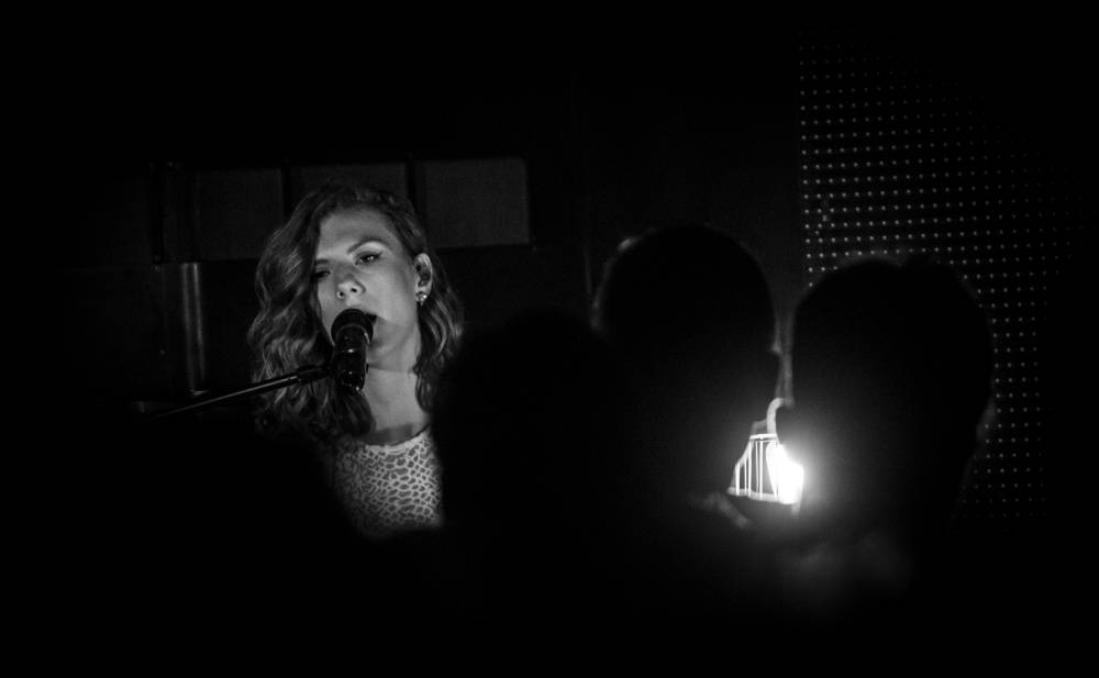 Lenny srdnatě zpívala v brněnském Metru