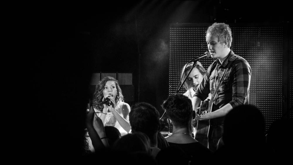 Lenny srdnatě zpívala v brněnském Metru