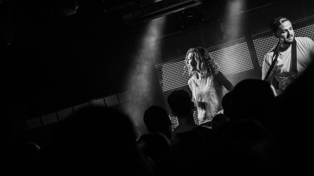 Lenny srdnatě zpívala v brněnském Metru