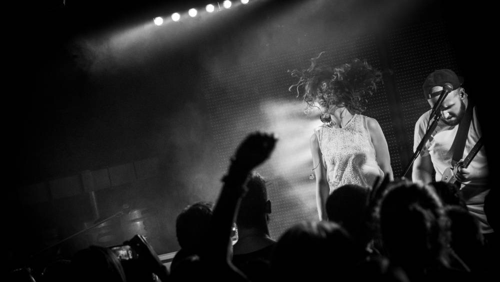 Lenny srdnatě zpívala v brněnském Metru