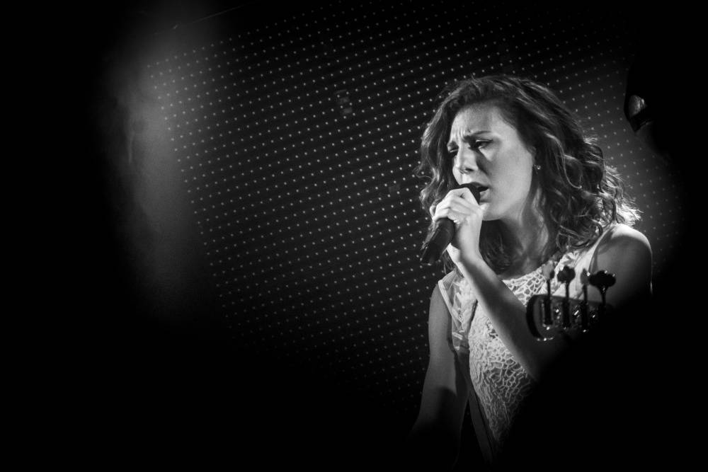 Lenny srdnatě zpívala v brněnském Metru