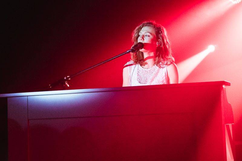 Energická Lenny umí dostat velkou show i do malých klubů. Potvrdila to v Olomouci