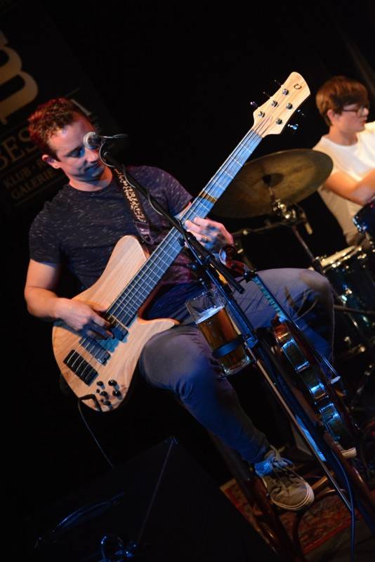 Deska Jananas se sama pokřtila v pražské Malostranské besedě