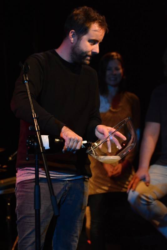 Deska Jananas se sama pokřtila v pražské Malostranské besedě