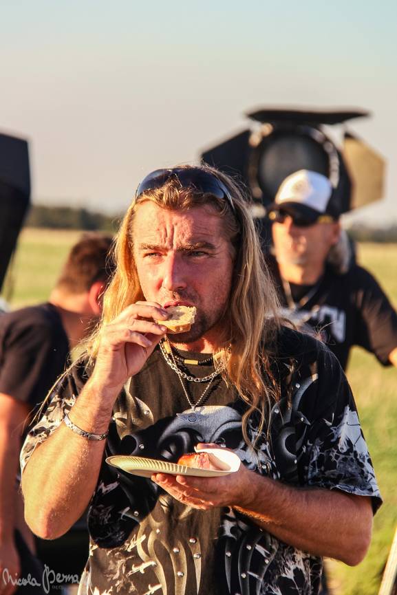 Stovka motorkářů, desítky litrů piva a jedineční Dymytry! Takhle vypadalo natáčení pekelného klipu xxx