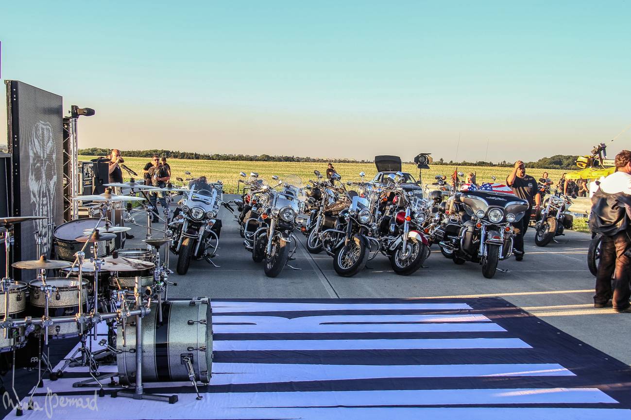 Stovka motorkářů, desítky litrů piva a jedineční Dymytry! Takhle vypadalo natáčení pekelného klipu xxx