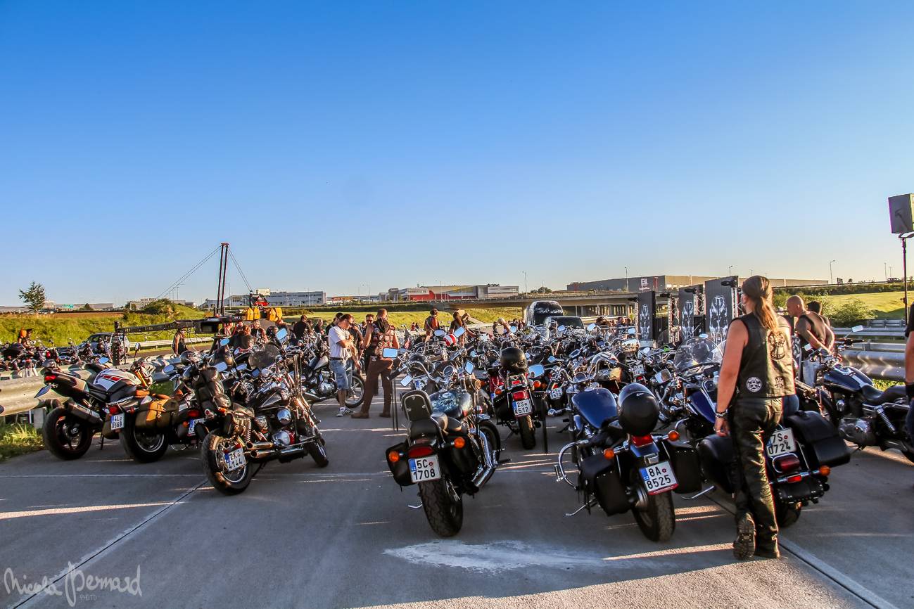 Stovka motorkářů, desítky litrů piva a jedineční Dymytry! Takhle vypadalo natáčení pekelného klipu xxx