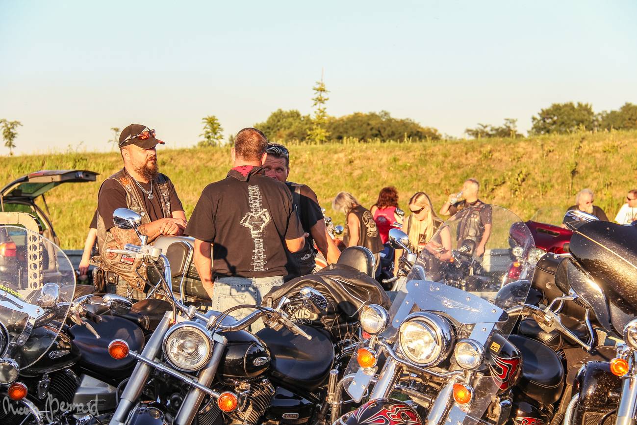 Stovka motorkářů, desítky litrů piva a jedineční Dymytry! Takhle vypadalo natáčení pekelného klipu xxx