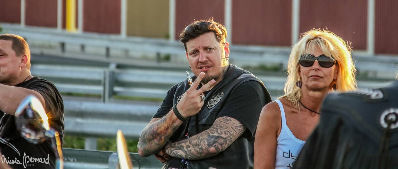 Stovka motorkářů, desítky litrů piva a jedineční Dymytry! Takhle vypadalo natáčení pekelného klipu xxx