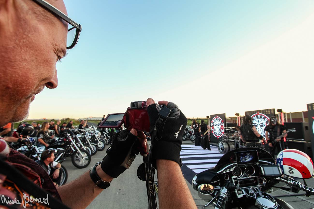 Stovka motorkářů, desítky litrů piva a jedineční Dymytry! Takhle vypadalo natáčení pekelného klipu xxx