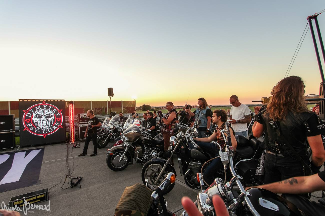 Stovka motorkářů, desítky litrů piva a jedineční Dymytry! Takhle vypadalo natáčení pekelného klipu xxx