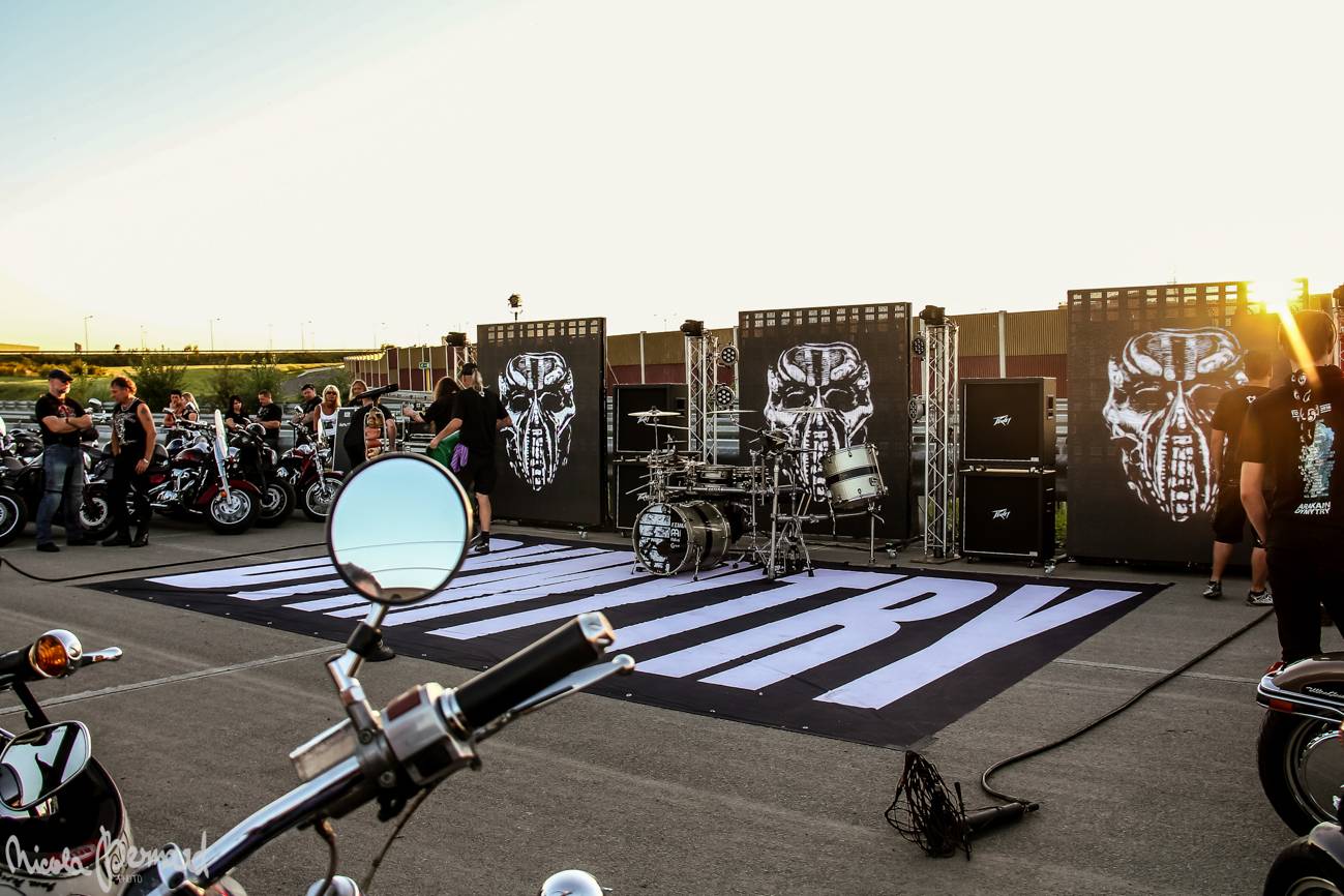 Stovka motorkářů, desítky litrů piva a jedineční Dymytry! Takhle vypadalo natáčení pekelného klipu xxx