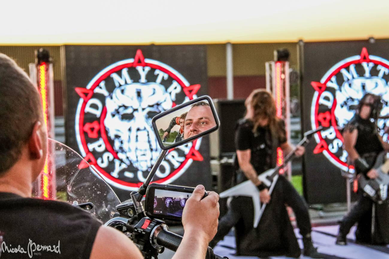 Stovka motorkářů, desítky litrů piva a jedineční Dymytry! Takhle vypadalo natáčení pekelného klipu xxx