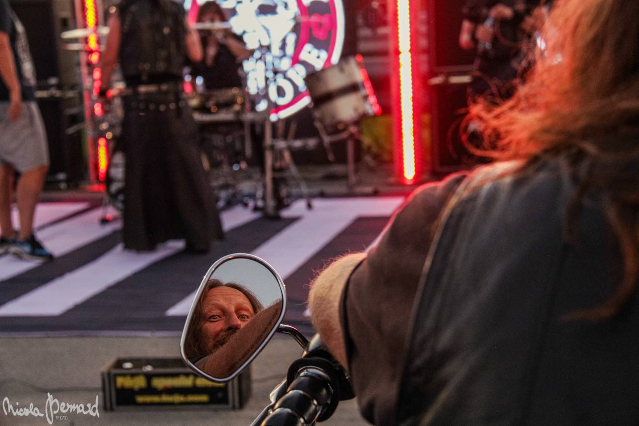 Stovka motorkářů, desítky litrů piva a jedineční Dymytry! Takhle vypadalo natáčení pekelného klipu xxx