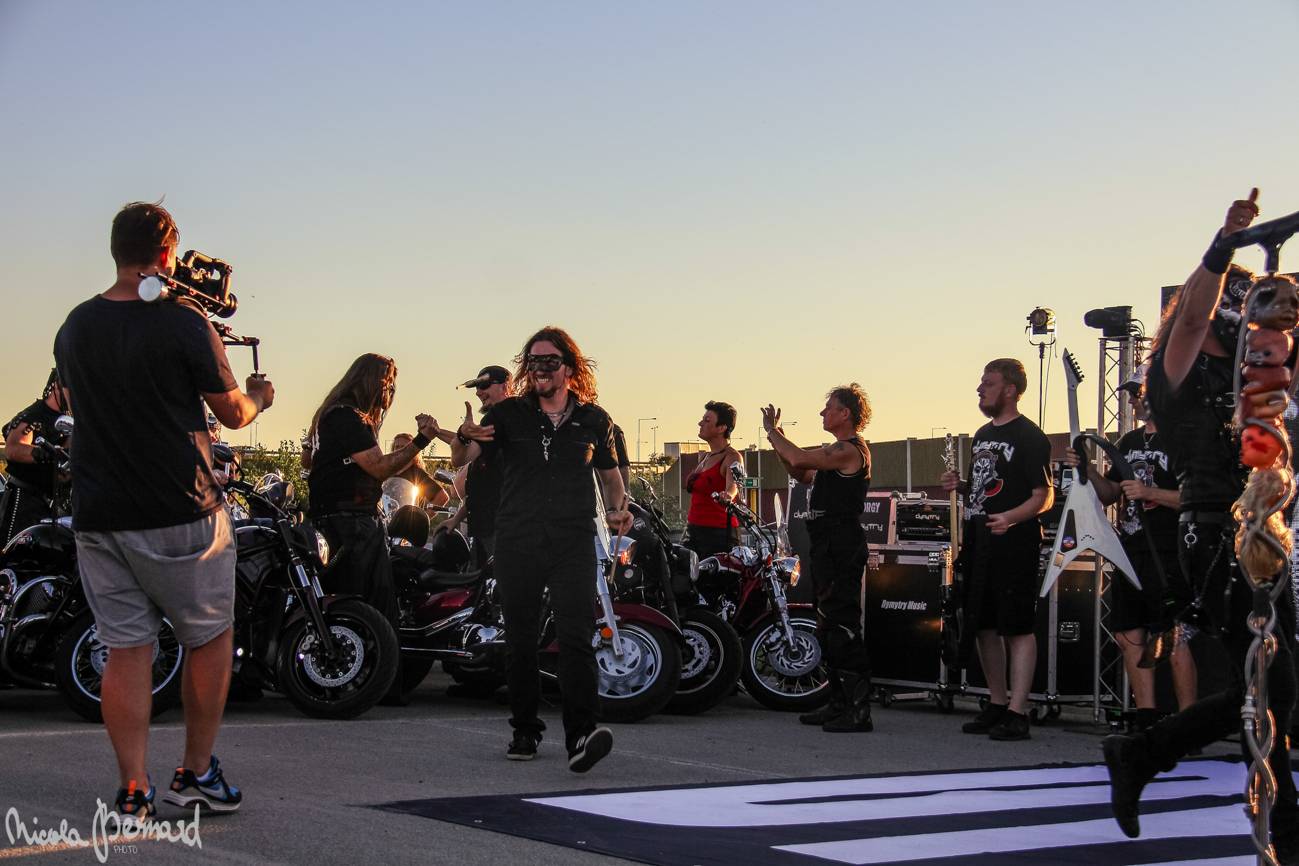 Stovka motorkářů, desítky litrů piva a jedineční Dymytry! Takhle vypadalo natáčení pekelného klipu xxx