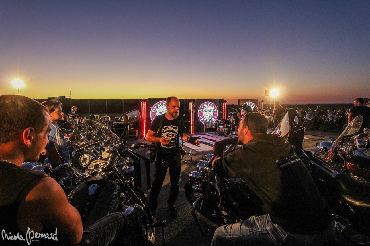 Stovka motorkářů, desítky litrů piva a jedineční Dymytry! Takhle vypadalo natáčení pekelného klipu xxx