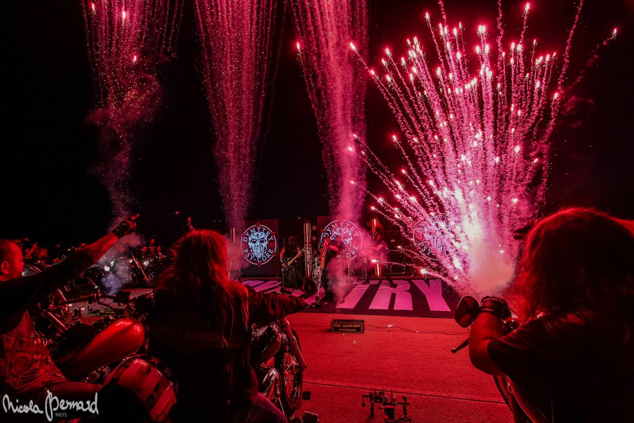 Stovka motorkářů, desítky litrů piva a jedineční Dymytry! Takhle vypadalo natáčení pekelného klipu xxx