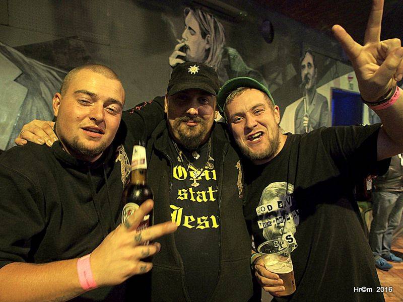 V Sádku se zpívalo a tančilo na Tři sestry. Vzduchem létala trička