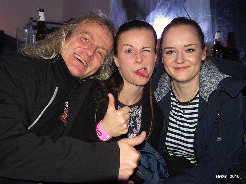 V Sádku se zpívalo a tančilo na Tři sestry. Vzduchem létala trička