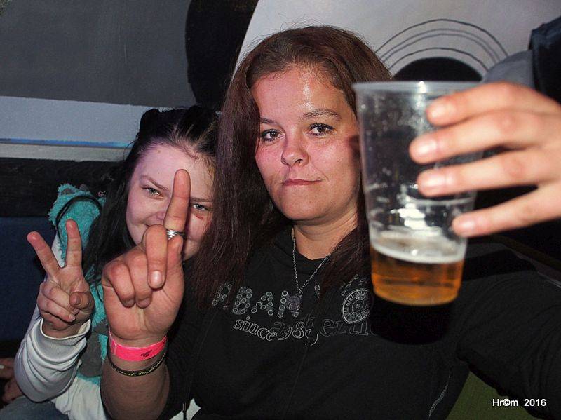 V Sádku se zpívalo a tančilo na Tři sestry. Vzduchem létala trička