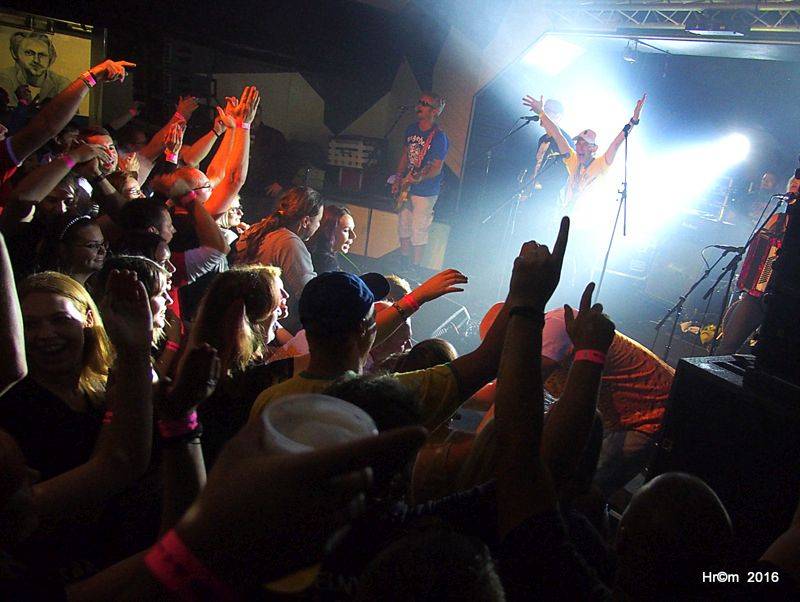 V Sádku se zpívalo a tančilo na Tři sestry. Vzduchem létala trička