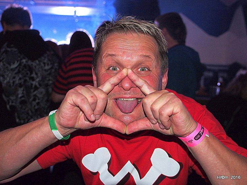 V Sádku se zpívalo a tančilo na Tři sestry. Vzduchem létala trička