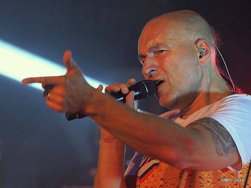 V Sádku se zpívalo a tančilo na Tři sestry. Vzduchem létala trička