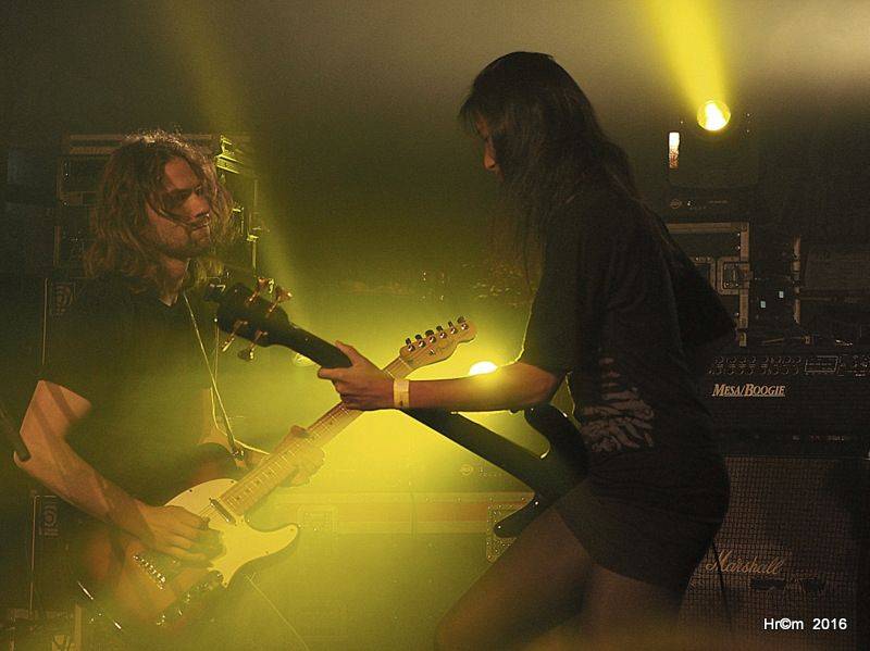 V Sádku se zpívalo a tančilo na Tři sestry. Vzduchem létala trička