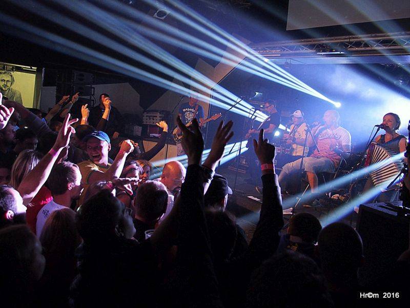 V Sádku se zpívalo a tančilo na Tři sestry. Vzduchem létala trička