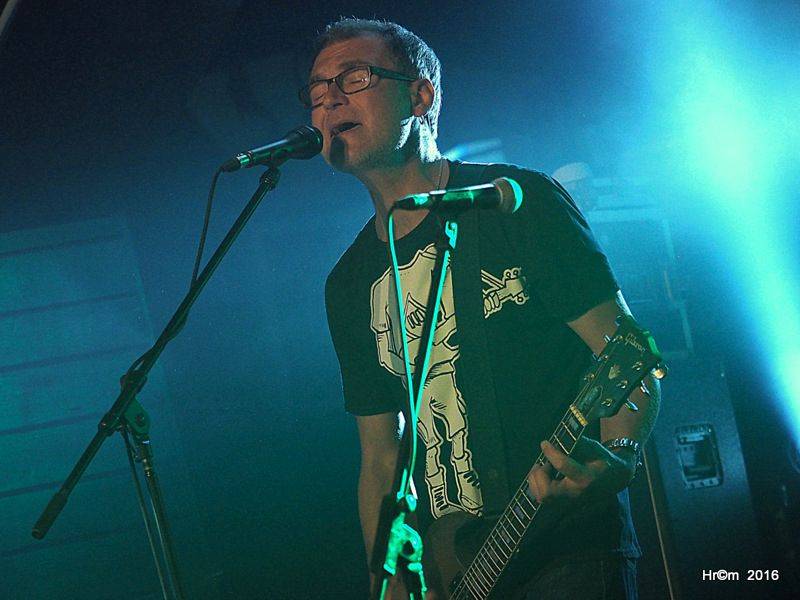 V Sádku se zpívalo a tančilo na Tři sestry. Vzduchem létala trička